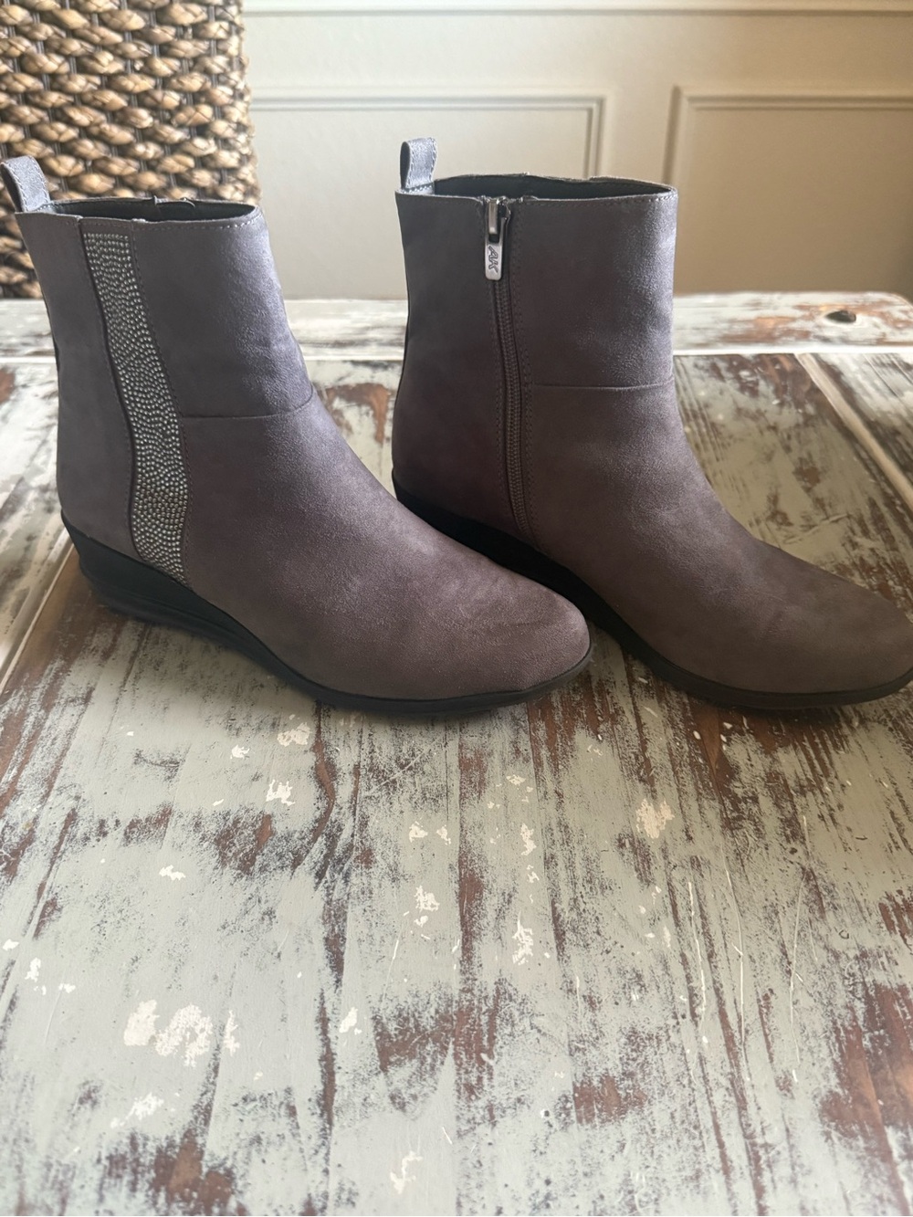Anne Klein Gray women’s booty size 7